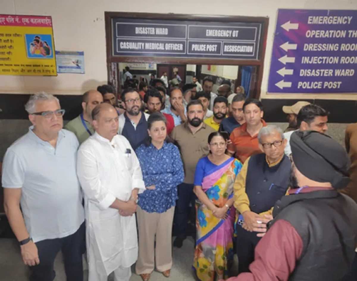 जम्मू-कश्मीर : टीएमसी प्रतिनिधिमंडल ने सीमा पार गोलीबारी से प्रभावित इलाकों का किया दौरा, सुरक्षा व्यवस्था को लेकर उठाए सवाल जम्मू-कश्मीर : टीएमसी प्रतिनिधिमंडल ने सीमा पार गोलीबारी से प्रभावित इलाकों का किया दौरा, सुरक्षा व्यवस्था को लेकर उठाए सवाल